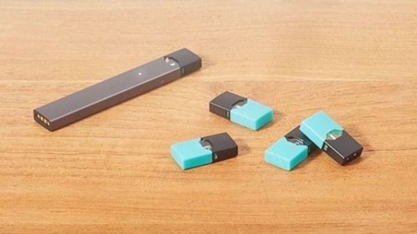 Vaping device that looks like USB drive popular with teens