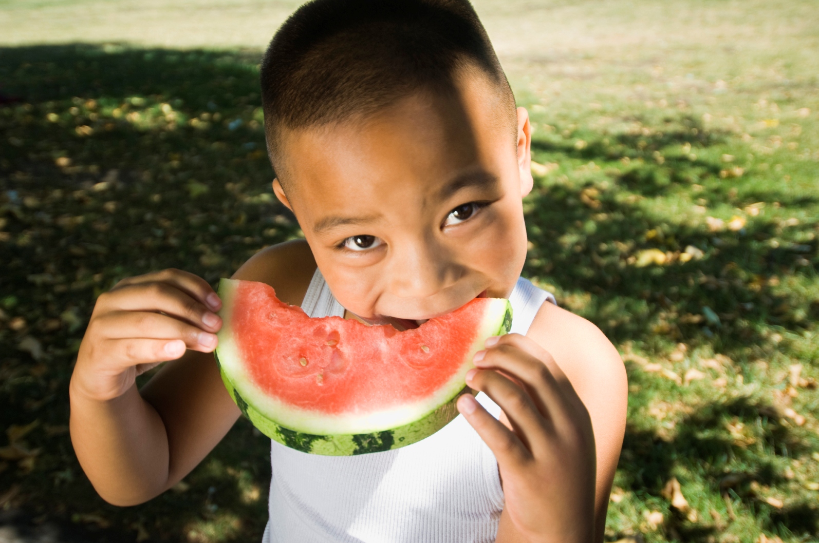 Здоровый голод. Здоровый ребенок. Boy eating Watermelon. Boy is eating healthy food. A boy eating Fruits and Vegetables.