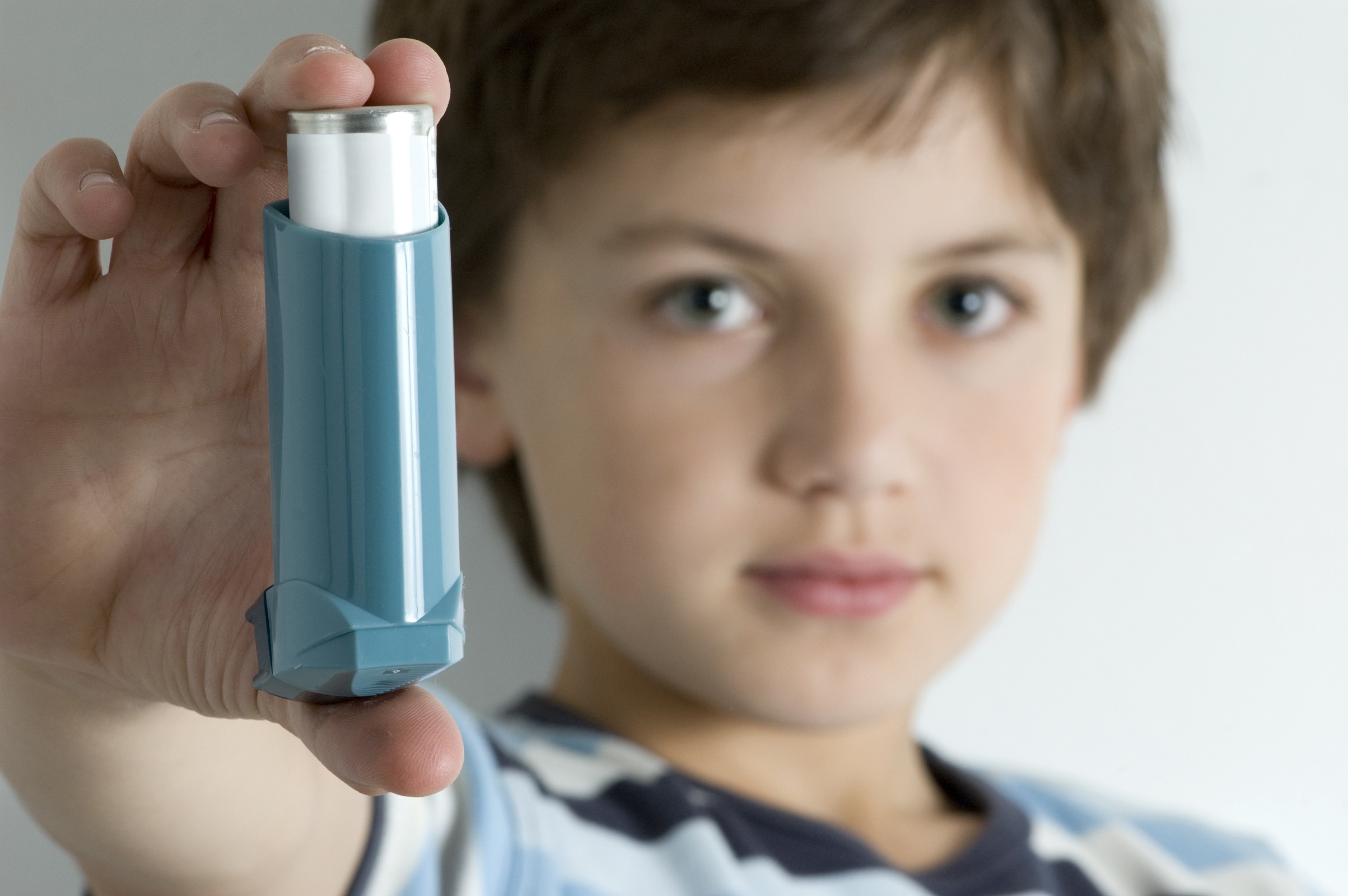 Bronchial asthma. Бронхиальная астма. Ингалятор для детей. Ребенок с карманным ингалятором. F'cnjvf.