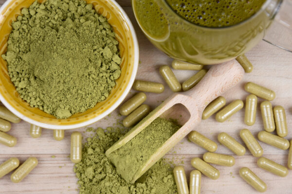 Green powder, capsule and beverage from leaf kratom