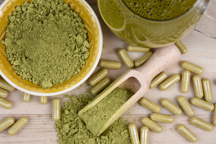 Green powder, capsule and beverage from leaf kratom